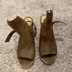 Very volatile sandals